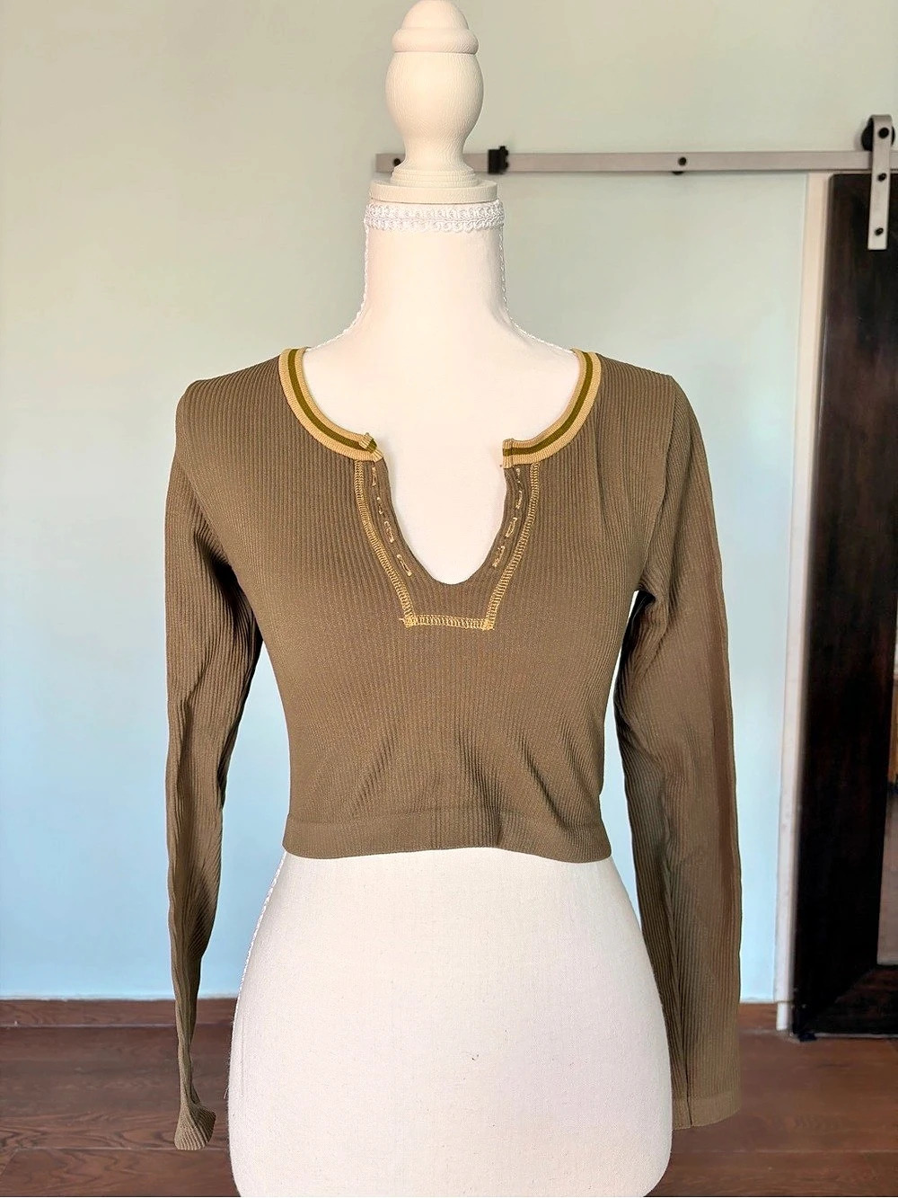 BDG (urban outfitters) Long Sleeve Cropped Top in Olive Green Size Small